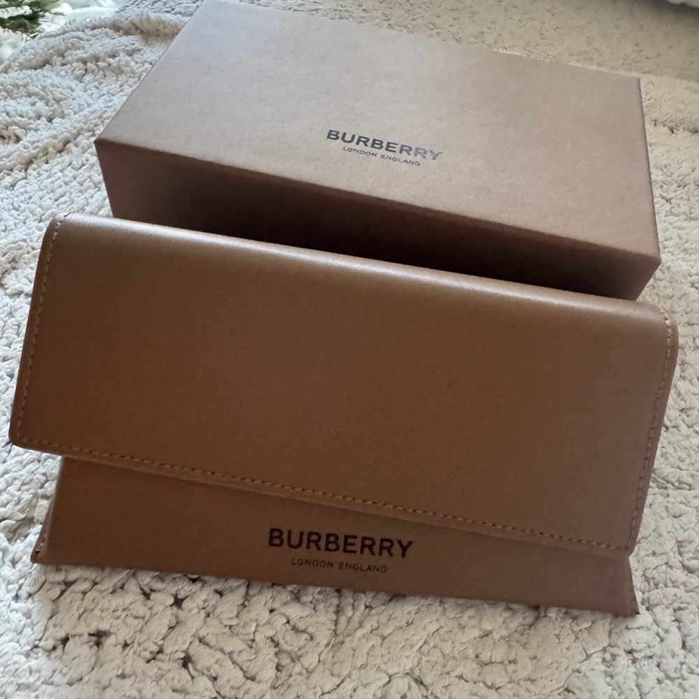 Burberry Elegant Black Sunglasses - Picture 6 of 7